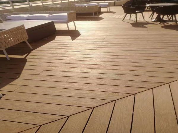 1674045799227694.jpg 戶外木塑地板鋪設案例.jpg