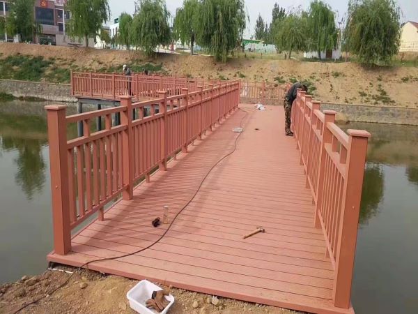 1674045869577285.jpg 木塑木橋圍欄施工案例.jpg